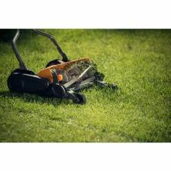 Fiskars Tondeuse à Gazon Manuelle, Tondeuse à Cylindre Avec Système De Coupe Sans Frottement Des Lames, Largeur De Coupe: 46 Cm, Noir/Orange/Argenté, StaySharp Max, 1000591 9 Fiskars Tondeuse à Gazon Manuelle, Tondeuse à Cylindre Avec Système De Coupe Sans Frottement Des Lames, Largeur De Coupe: 46 Cm, Noir/Orange/Argenté, StaySharp Max, 1000591 -Tondeuse Boutique 10641592 3