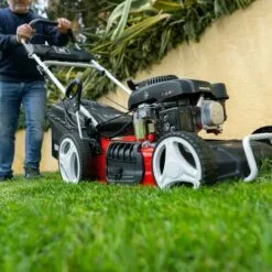 Tondeuse à Gazon Essence 165cc 6cv, Démarrage électrique 4 Temps Automotrice, Lame Acier Double Tranchant 460mm 18", Hauteur De Coupe Réglable Et Panier D'une Capacité De 55L - Greencut GLM770XE -Tondeuse Boutique 28885723 4