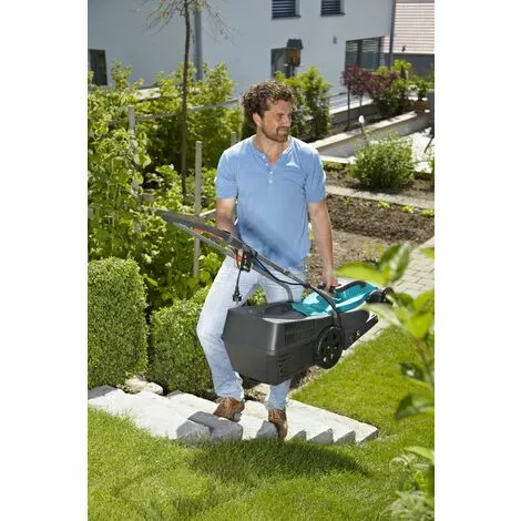 GARDENA Tondeuse électrique PowerMax 1100/32. Tondeuse Filaire / 1100W / Largeur De Coupe 32 Cm / Bac 30L / Pelouse Jusqu'à 300m² (5031-20). 7 GARDENA Tondeuse électrique PowerMax 1100/32. Tondeuse Filaire / 1100W / Largeur De Coupe 32 Cm / Bac 30L / Pelouse Jusqu'à 300m² (5031-20). – Image 5