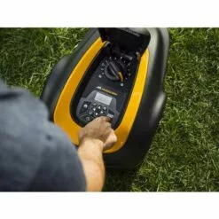 McCulloch ROB S800. Robot Tondeuse Connectée Bluetooth. < 500m². Planification De Tonte. Mulching. Tond Sous La Pluie. Nettoyage à L'eau. Alarme Anti-vol. Ultra-silencieux (970513125) -Tondeuse Boutique 55014871 4
